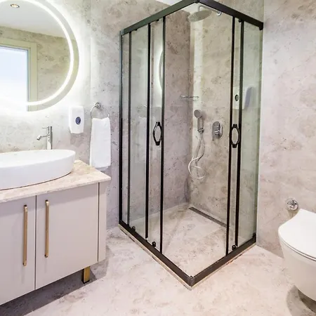 222 Hisaroenue מלון *